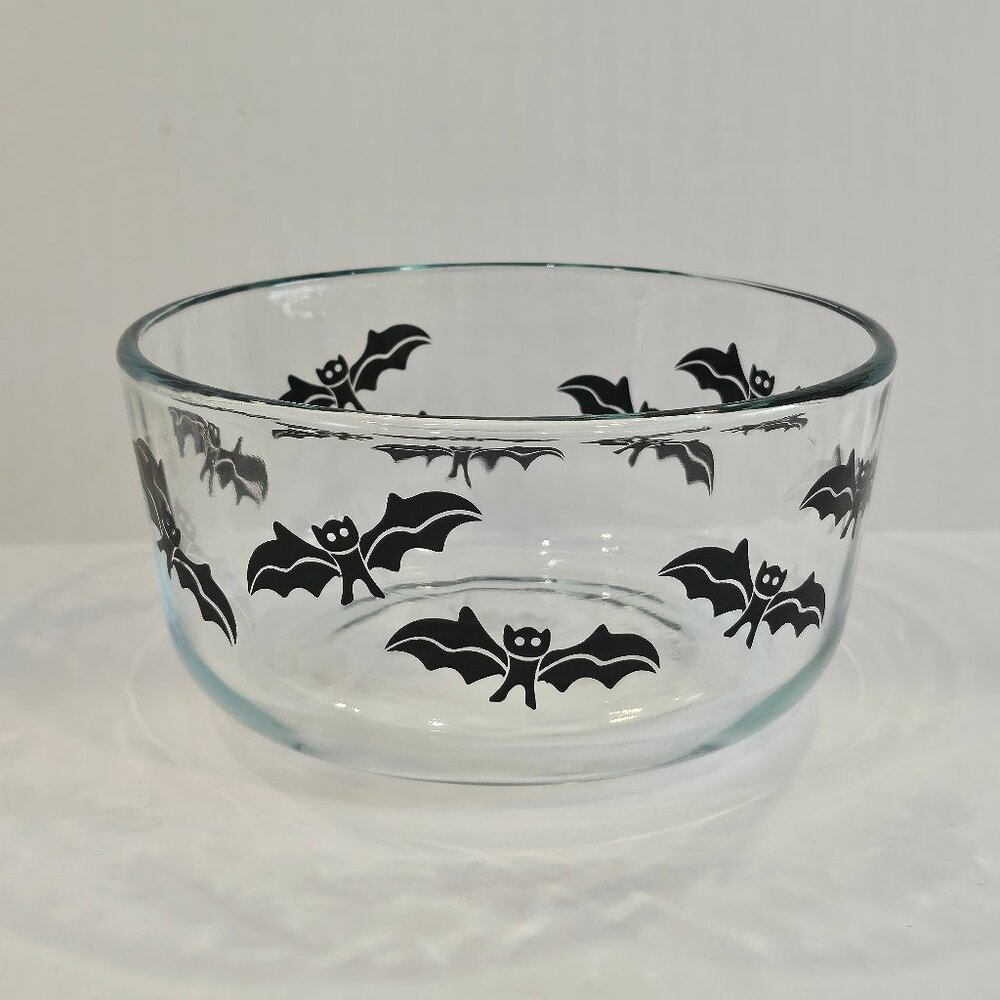 Pyrex Glass One Quart Storage Container. Black Bat Halloween Design Holds 4 Cups